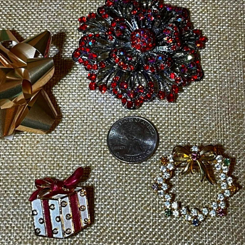 Bundle of holiday Brooches